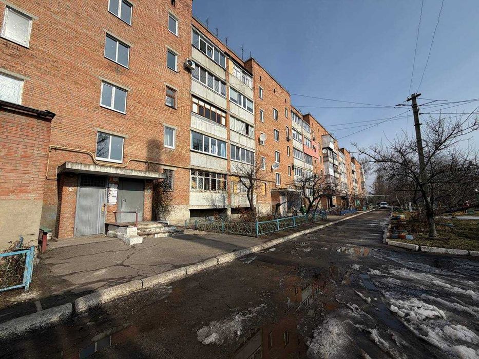 Чотирикімнатна квартира! Роздільне планування, низька ціна!