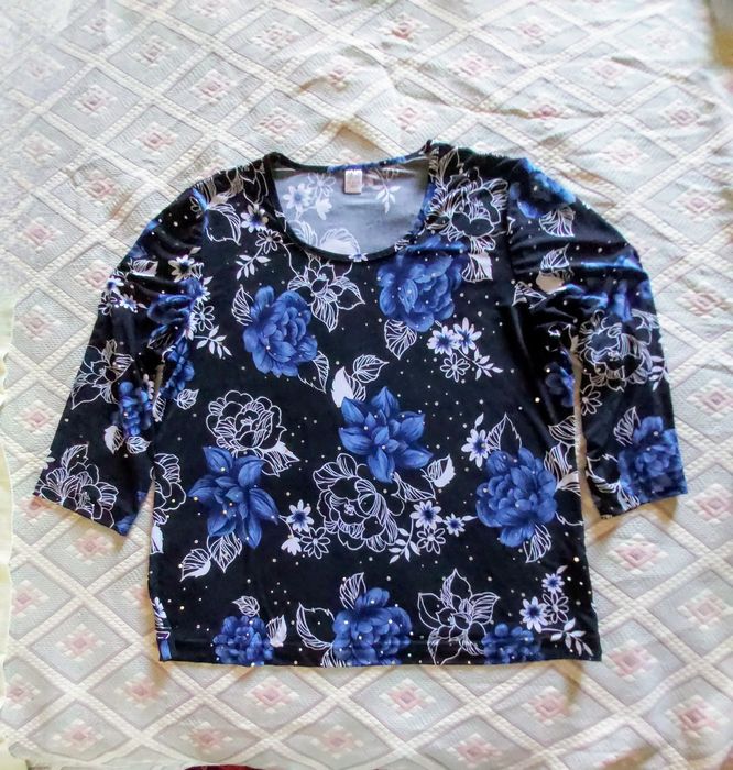 Camisola estampada, mangas ¾. Medidas nas fotos.