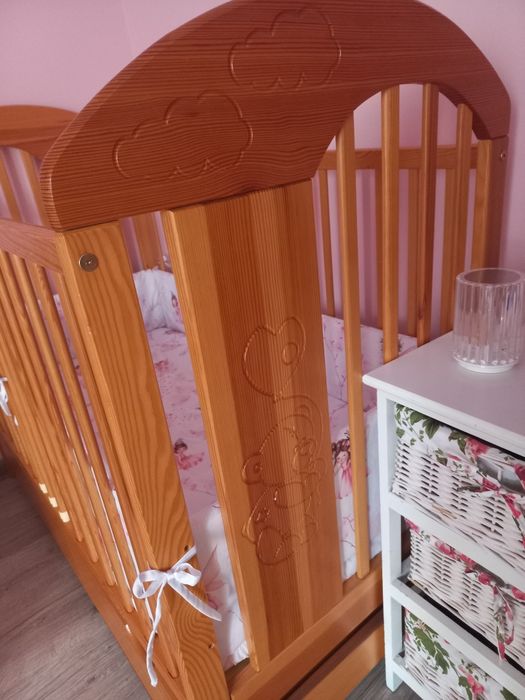 Łóżeczko drewniane 120×60 cm z materacem,ochraniaczami ,przescieradlem