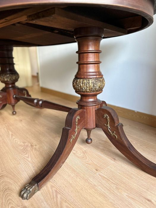 Mesa de jantar estilo inglês com pés trabalhados