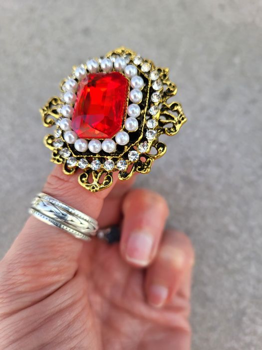 Broszka czerwona w stylu vintage