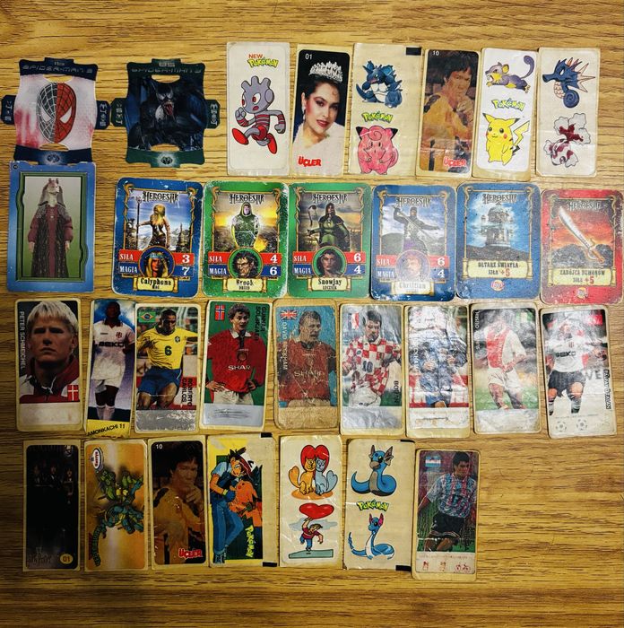 Наклейки, фішки, кепси, карточки колекціонування