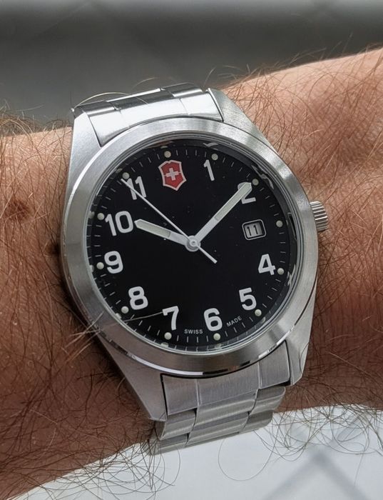 Victorinox Field 26038.CB – Bransoleta, Swiss Made, mechanizm Ronda, szafir z AR