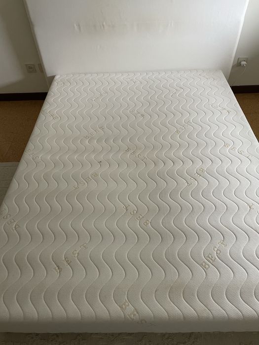 Cama com cabeceira em tecido