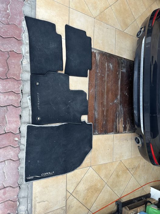 Dywaniki welurowe Toyota Corolla Hatchbacka oraz mata do bagaznika