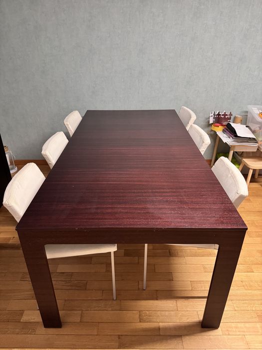 Mesa de sala com cadeiras