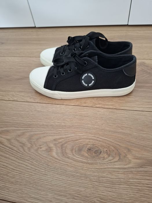 Czarno białe trampki Kazar 38