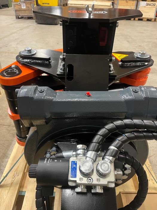 Głowica KXZ280 ścinkowa z rotatorem obrotnicą do koparki. Chwytak  hydrauliczny gilotyna ścina drzewa wycina krzaki  załadunek biomasse drewna gałęzi