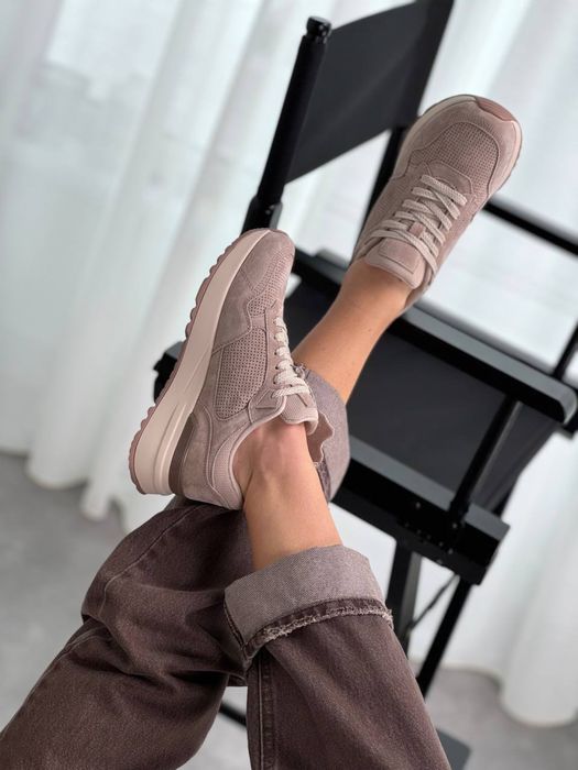 Зручні жіночі замшеві кросівки