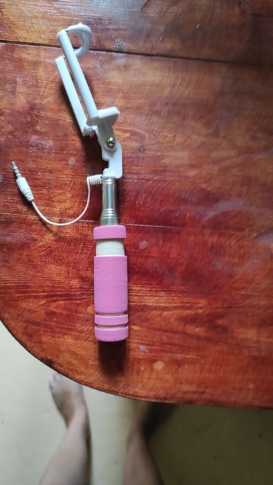 Селфі палка рожевого кольору.