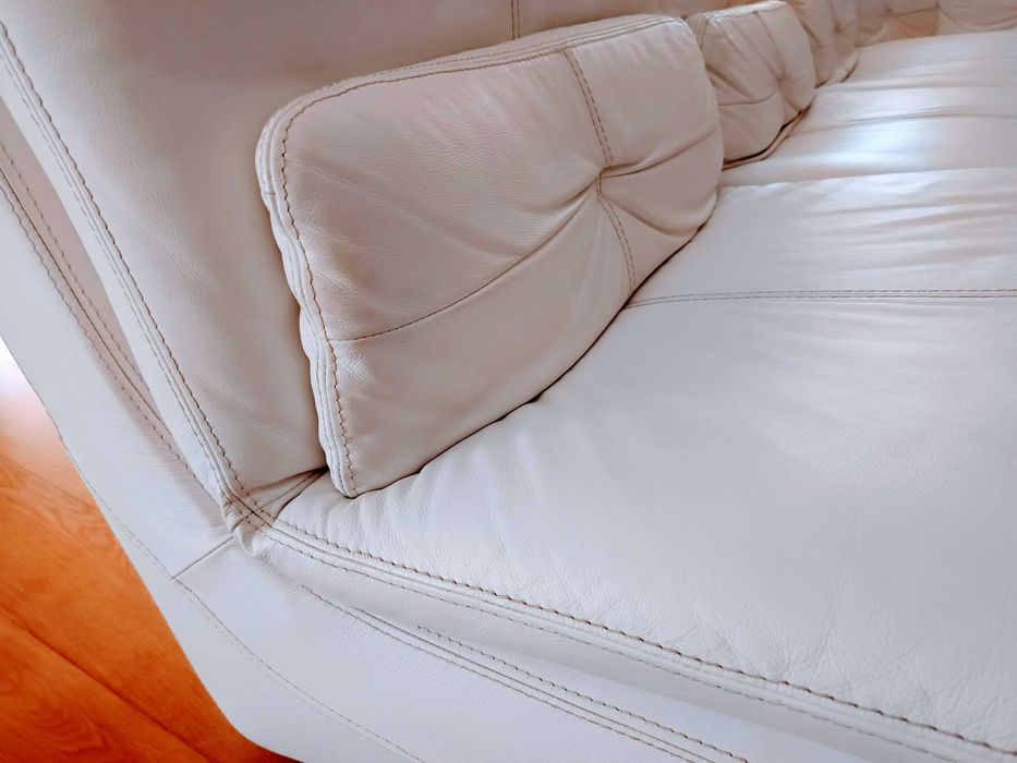 Sofá em pele branca de canto de 6 lugares e chaise longue - desc 30%