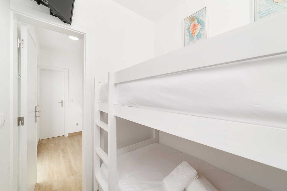 Vendo Beliche Branco em Madeira Resistente com 2 Colchões