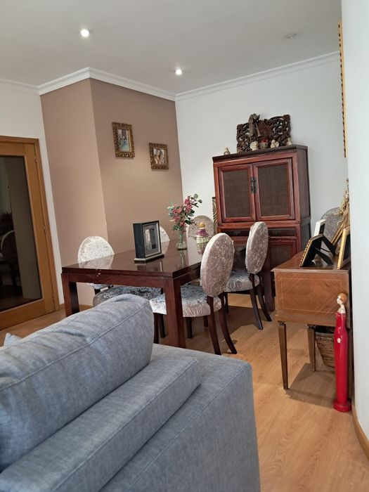 Vendo excelente T2 com garagem e 2 elevadores  em Santa Marinha, em frente ao apeadeiro  de comboio de Coimbrões