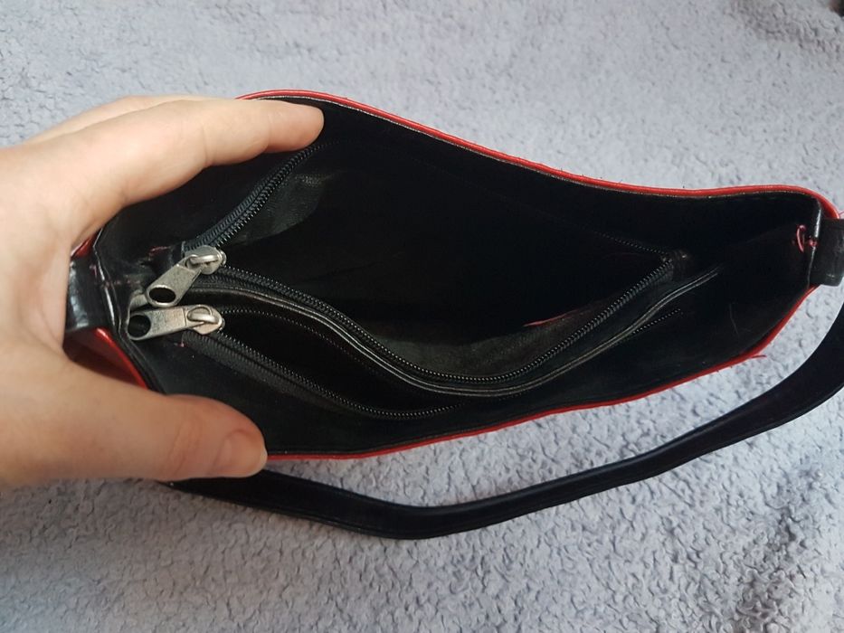 Czerwona damska torebka.