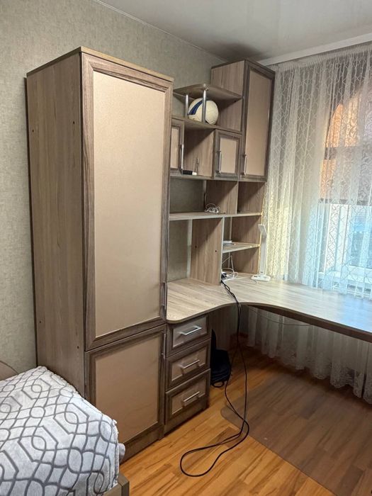 Меблі в дитячу в гарному стані , ліжко з матрасом ,