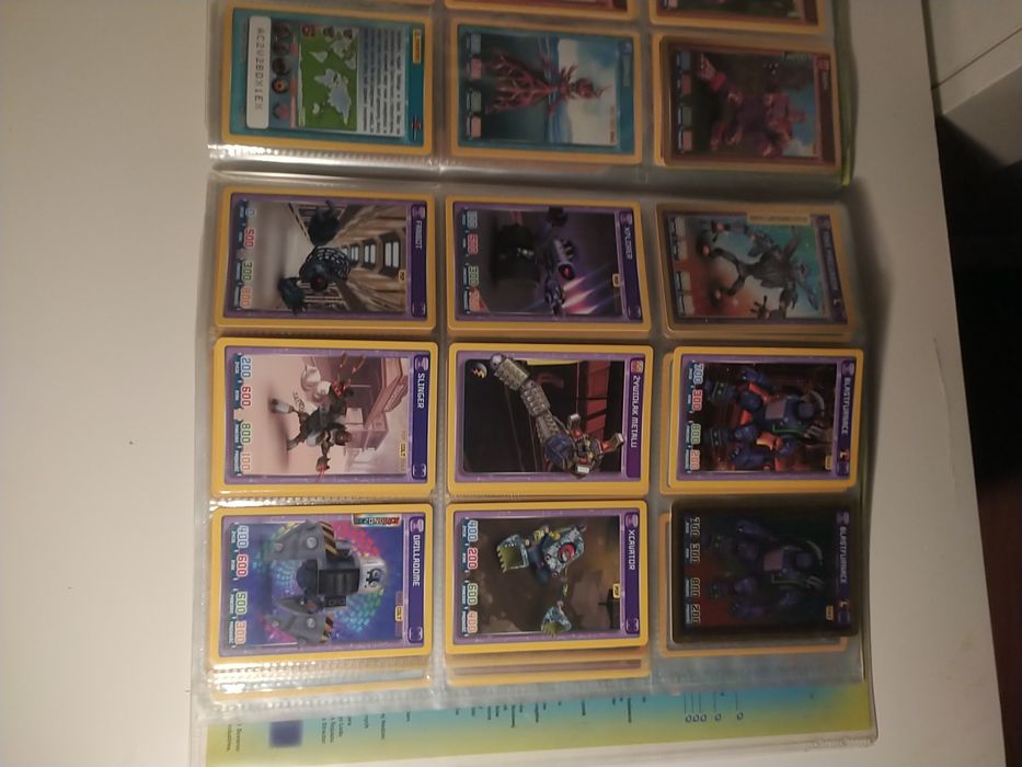 Segregator + 89 Kart Invizimals Starcie Łowców, Stan dobry