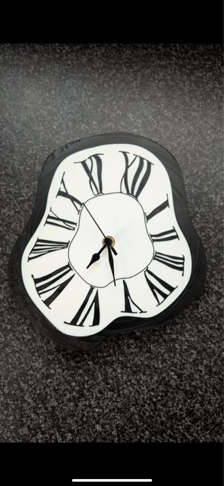 Настінний годинник у стилі Сальвадора Далі