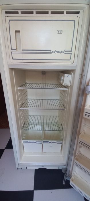 Холодильник 1500 грн.