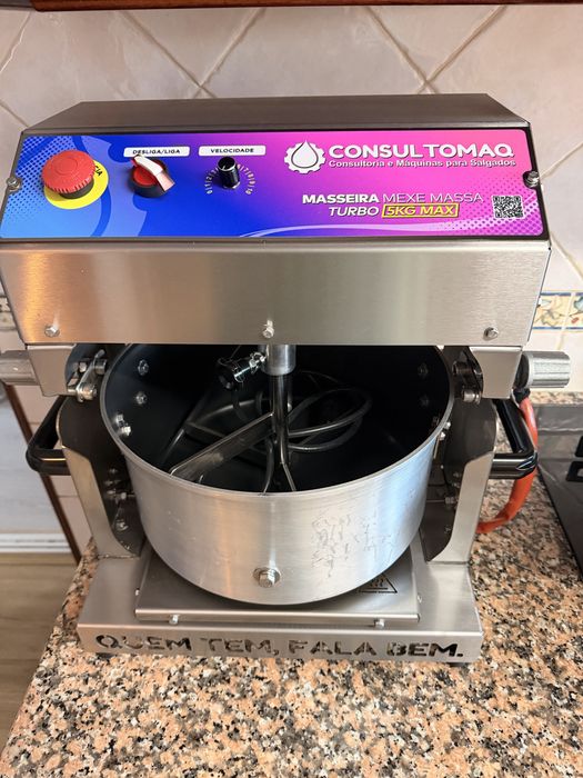 Vendo Máquina de salgados masseira e panela de mexer doces