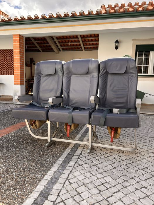 Cadeira de aviao tripla de classe economica Airbus A319 da tap
