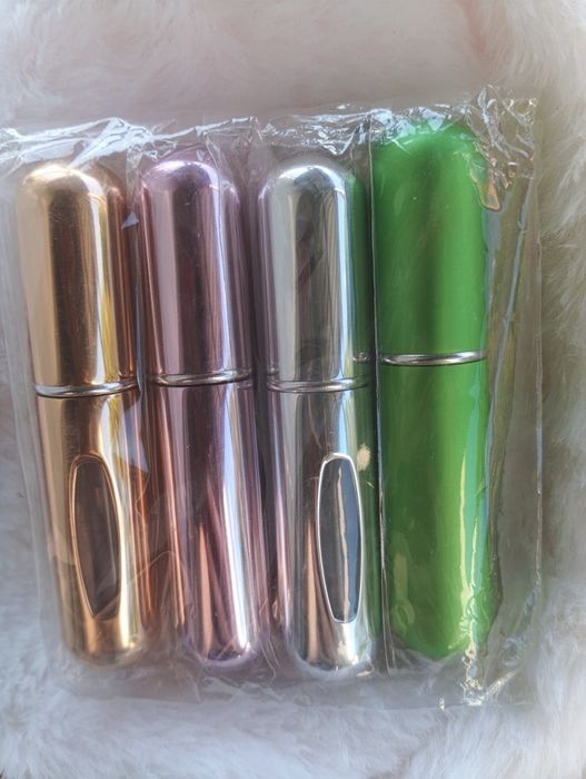 przenośny atomizer do perfum w czterech różnych kolorach 
Jest to małe