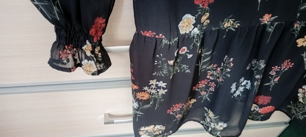 Sukienka czarna w kwiaty Ibis roz.42