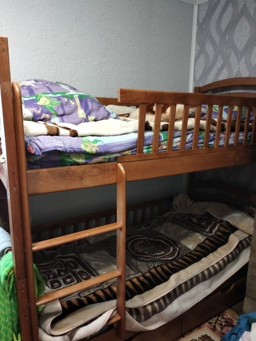 Продам двоповерхове ліжко