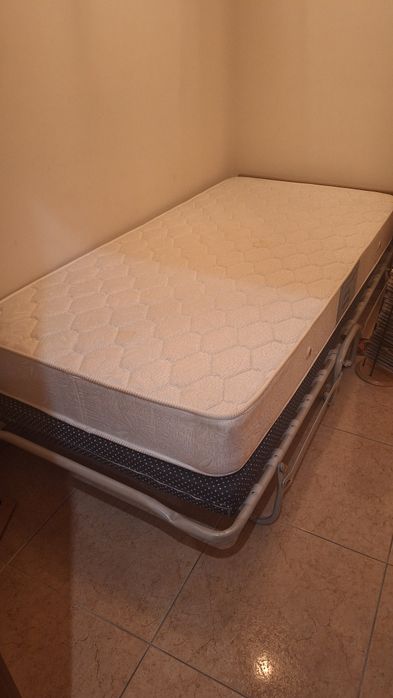 Cama individual com colchão