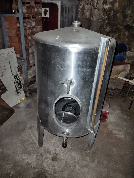 Vendo 2 cubas em inox em bom estado de 1000L. 500€ cada  1 cuba de inox de 250L. 200€