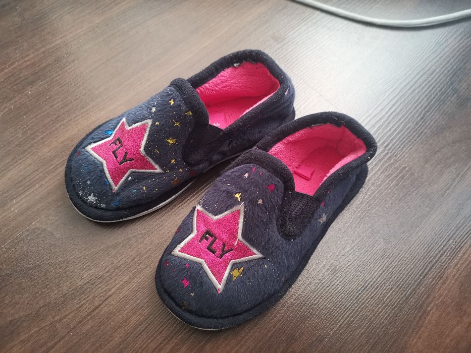 Miękkie kapcie dla dziewczynki r. 26 jak nowe