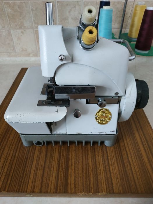 Maszyna overlock czwórka