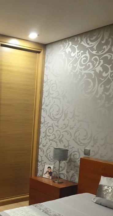 Papel de parede cinza e prata