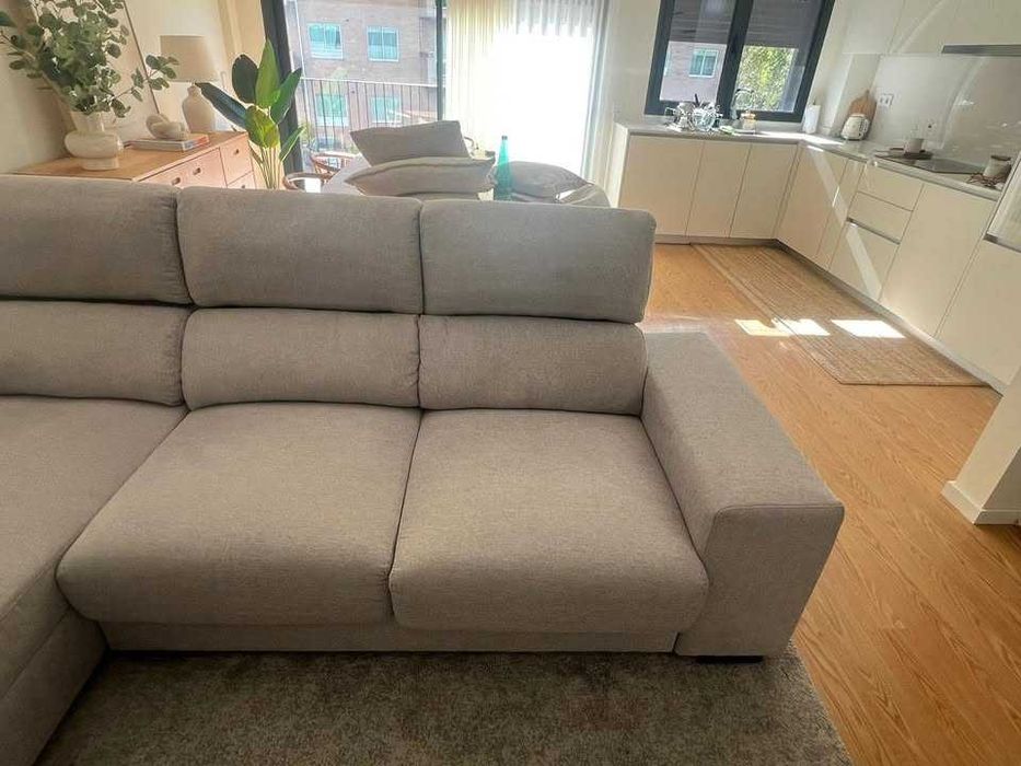Sofá com chaise longue + arrumação