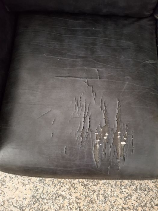Conjunto de 2 Sofás de 2 Lugares (Pretos) – Para Desocupar