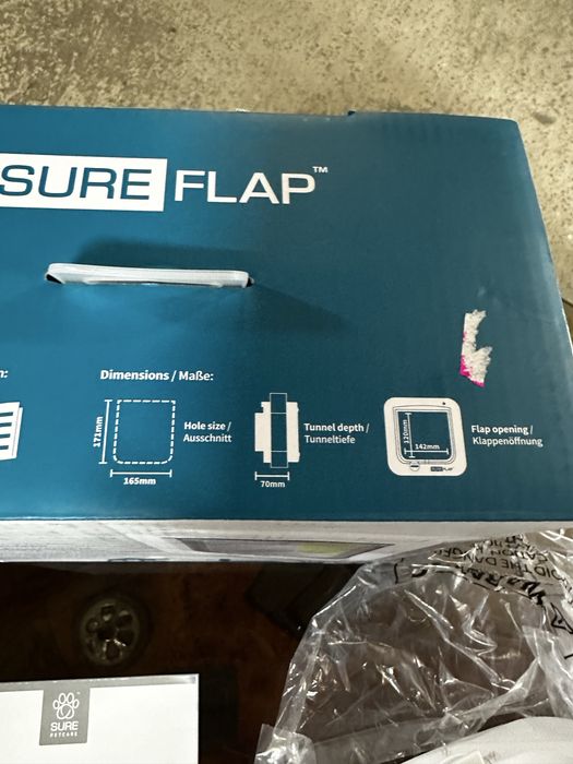 Розумні дверцята для котів та дрібних собак  SureFlap Microchip Cat Flap