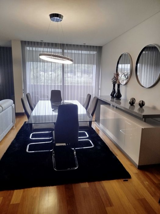 Mesa de Jantar em Vidro com Pé em Inox e 6 Cadeiras Cinza