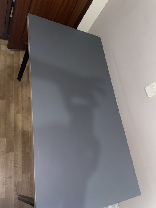 Vende-se mesa secretária, cinz/efeito madeira preto 120x60  e Cadeira giratória, Vissle cinz esc, médio.