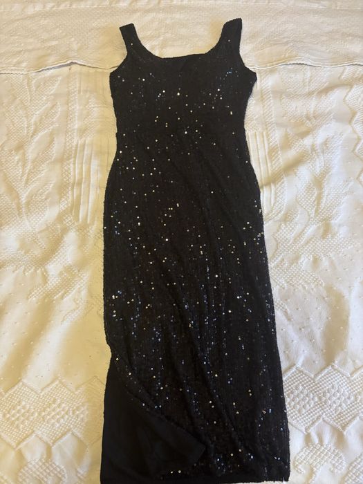 Vestido cumprido com copa e racha de lado