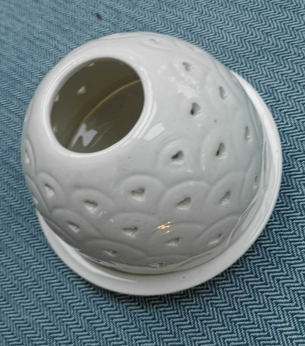 Biały okrągły świecznik w serduszka