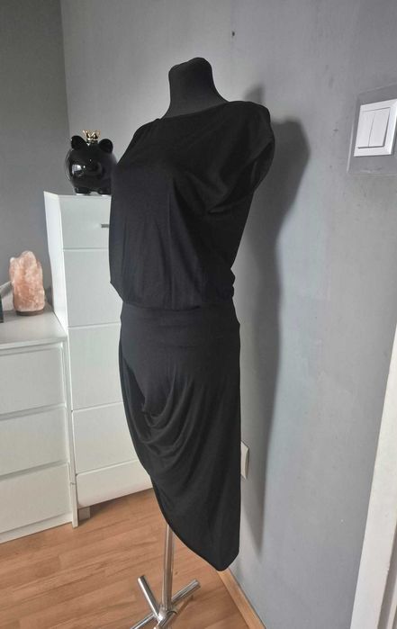 Czarna sukienka asymetryczna Bocca