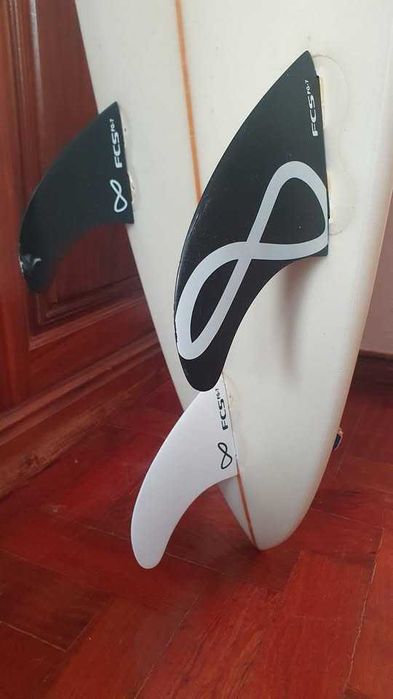 Prancha de surf 7'8 (mini gun) + quilhas