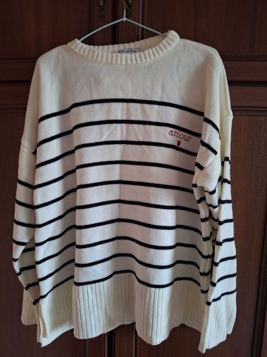 Джемпер жіночий світлого кольору.