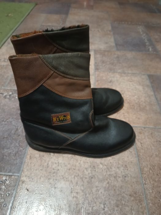робочі черевики з натуральної шкіри з лейблом "NEWTON". 
Дізнатися біл