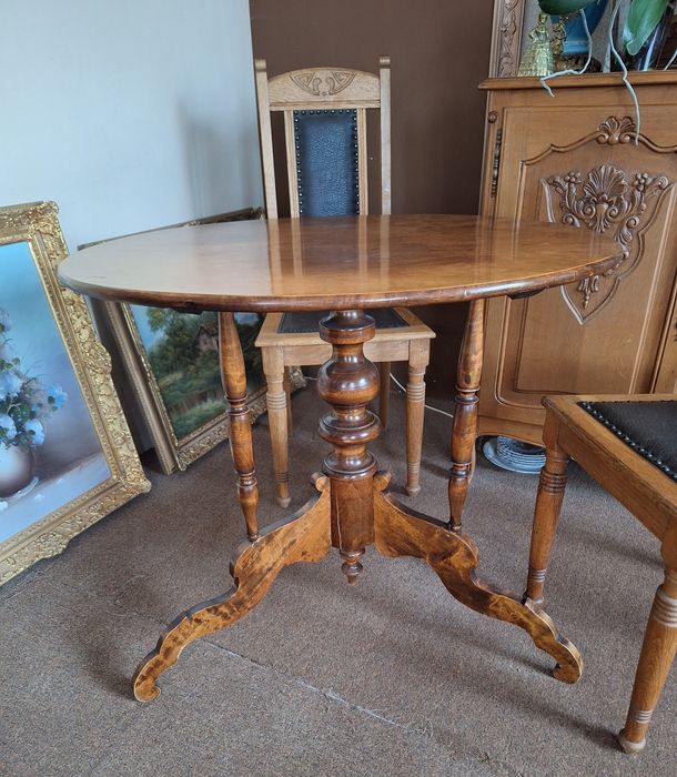 Efektowny drewniany wiekowy stolik