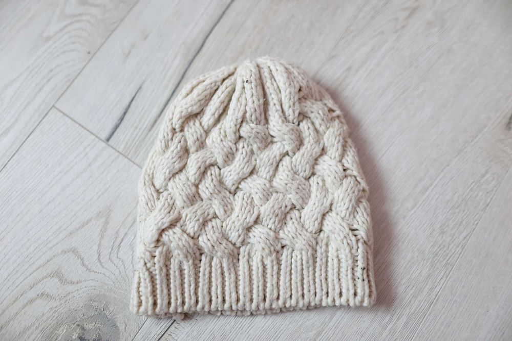 Kremowa czapka warkoczowy splot S/M   Even&Odd