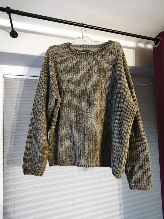 Szary sweterek bardzo ładny