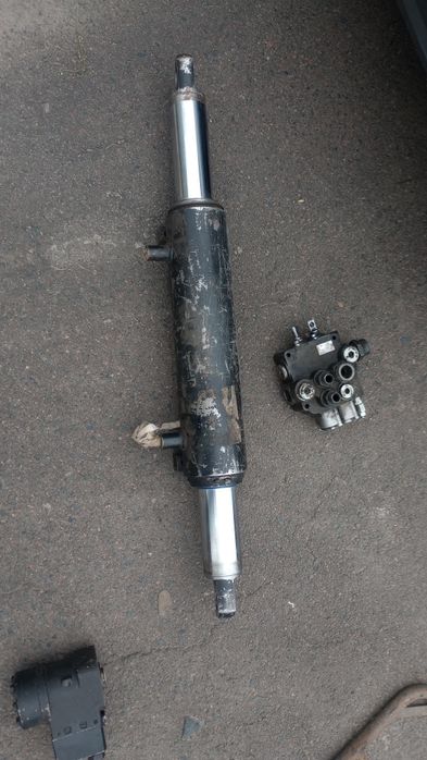 Гідроциліндр на львівський погрущик
