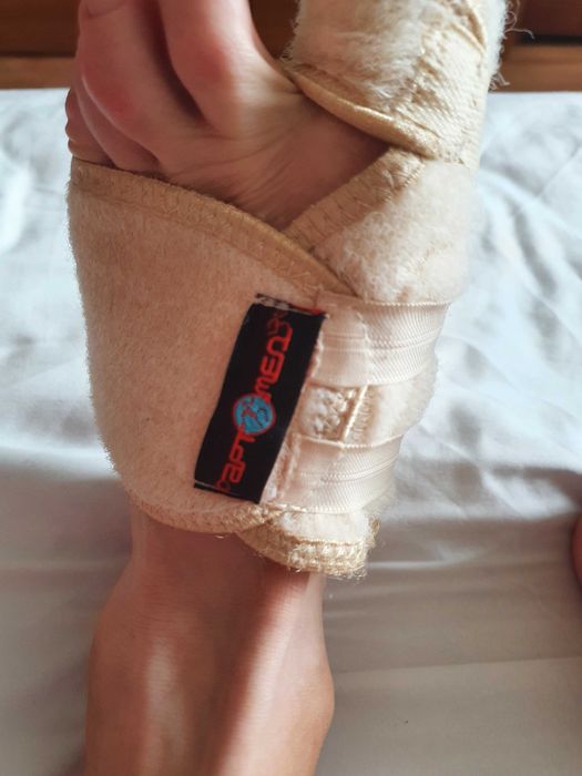 Бандаж(левый) при вальгусной деформации,травмах первого пальца.