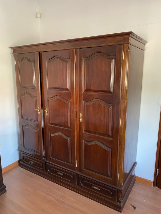 Guarda roupa em madeira maciça em excelente estado de conservação