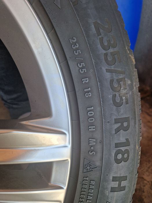 Vendo pneus com jantes originaos novos
